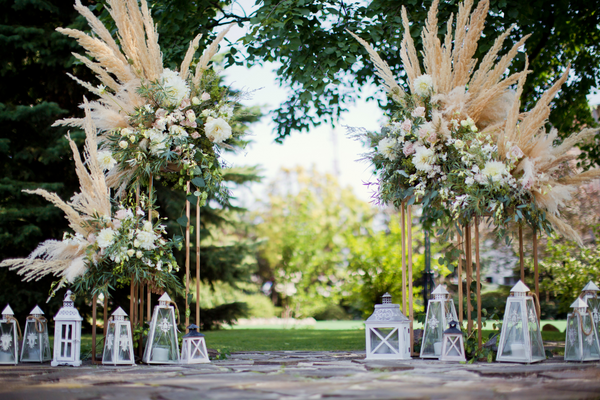 Arche décoration mariage avec tiges de pampa